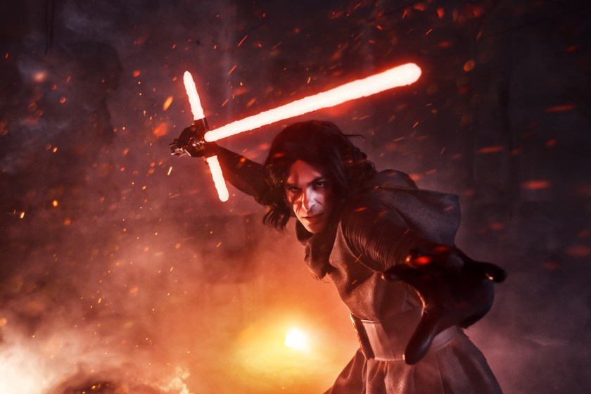 Un ottimo cosplay di Kylo Ren (Star Wars) realizzato da Valentino Notari (Credit: Infinitedreams)