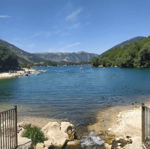 Il grande cuore d’Abruzzo: il lago di Scanno e il&nbsp;borgo