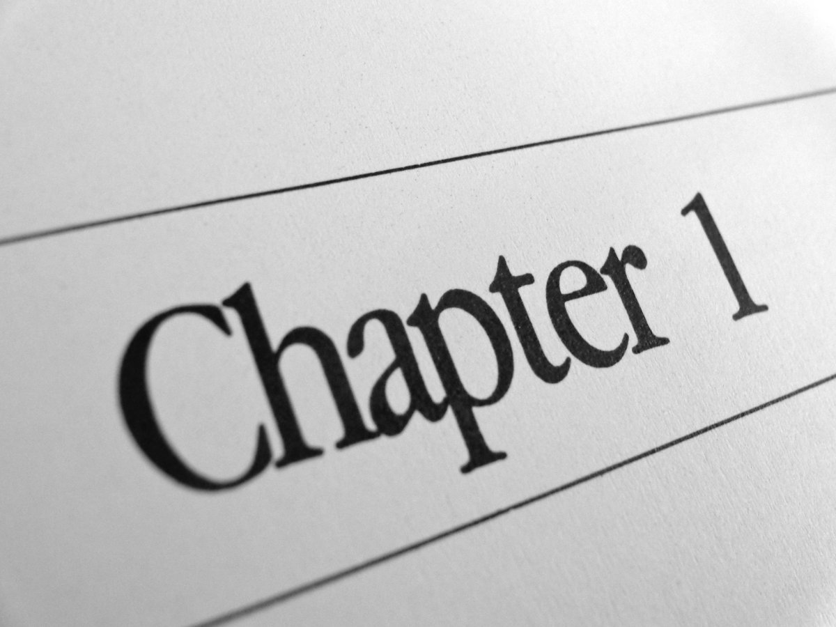 Un foglio con su scritto "Chapter 1"
